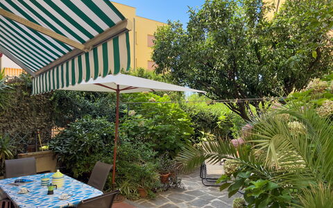 Casa Mary - Levanto: Mueble, Arbusto, Mueble Para Exteriores, Silla, Sombra, Mesa Al Aire Libre, Jardín, Maceta, Yarda