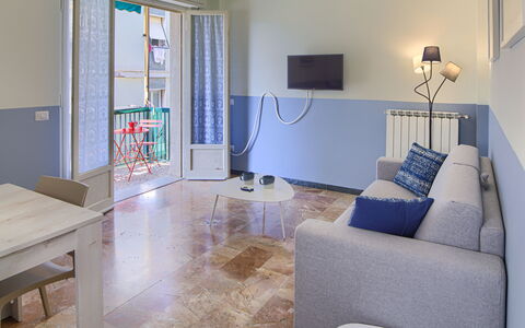 Giulia Apartment - Levanto: Mesa, Mueble, Sofá, Marco, Televisión, Diseño De Interiores, Suelo, Sala, Piso, Bienes Raíces