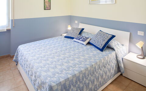 Giulia Apartment - Levanto: Edificio, Mueble, Propiedad, Comodidad, Azur, Ventana, Azul, Madera, Textil, Diseño De Interiores