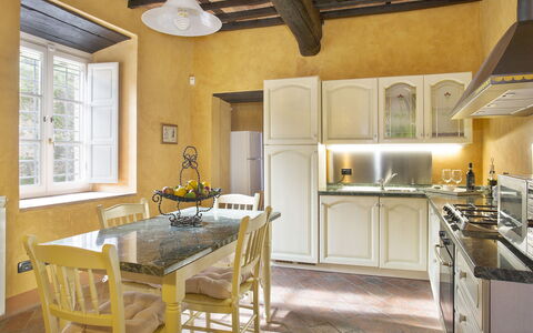 Montefiore: Mostrador, Habitación, Propiedad, Mueble, Cocina, Edificio, Diseño De Interiores, Gabinetes, Suelo, Amarillo