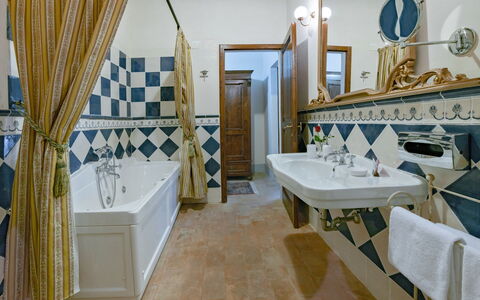 Villa Dei Michelangioli a Brolio: Habitación, Propiedad, Diseño De Interiores, Edificio, Baño, Pared, Restaurante, Bienes Raíces, Mueble, Suelo