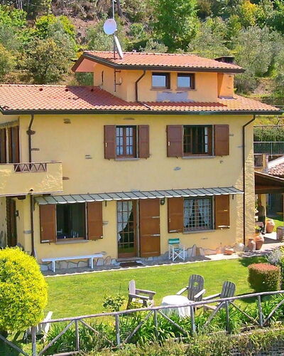 Villa La Collinetta: Planta, Ventana, Propiedad, Edificio, Verde, Árbol, Casa, Amarillo, Vegetación, Cabaña