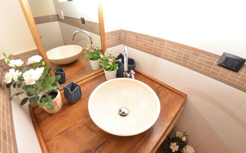 Al Colle Di Lari: Lavabo, Lavabo Del Baño, Baño, Propiedad, Habitación, Diseño De Interiores, Mostrador, Arreglo De Tubería, Grifo, Madera Dura