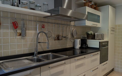 Anfora!!: Cocina, Mostrador, Fregadero, Lavabo, Gabinetes, Aparato De Cocina, Diseño De Interiores, Piso, Arreglo De Tubería, Grifo