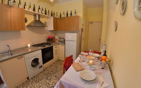 Carnevale: Habitación, Propiedad, Cocina, Mostrador, Mueble, Gabinetes, Diseño De Interiores, Casa, Edificio, Bienes Raíces