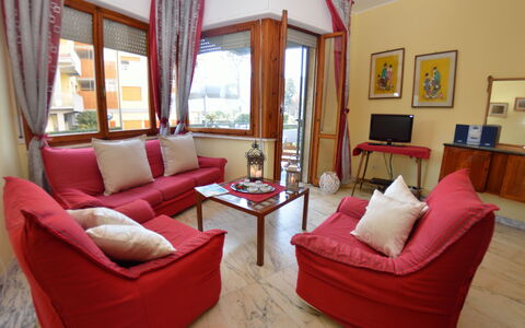 Carnevale: Sala, Mueble, Habitación, Propiedad, Diseño De Interiores, Edificio, Sofá, Bienes Raíces, Cortina, Casa