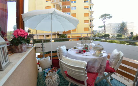 Carnevale: Propiedad, Mueble, Habitación, Edificio, Restaurante, Casa, Paraguas, Mesa, Bienes Raíces, Diseño De Interiores