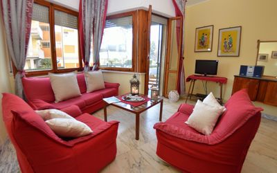 Carnevale: Sala, Mueble, Habitación, Propiedad, Diseño De Interiores, Edificio, Sofá, Bienes Raíces, Cortina, Casa