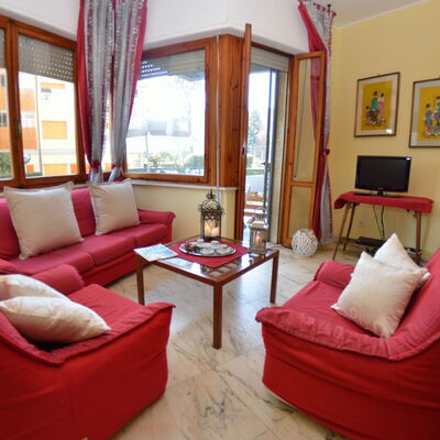 Carnevale: Sala, Mueble, Habitación, Propiedad, Diseño De Interiores, Edificio, Sofá, Bienes Raíces, Cortina, Casa