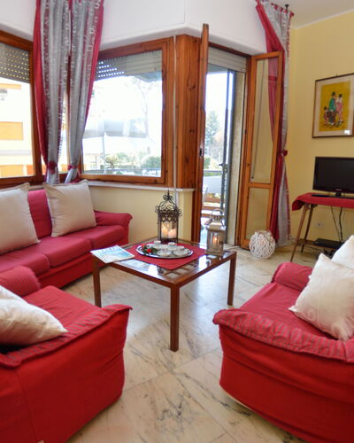 Carnevale: Sala, Mueble, Habitación, Propiedad, Diseño De Interiores, Edificio, Sofá, Bienes Raíces, Cortina, Casa