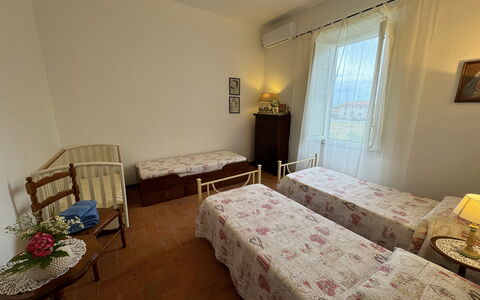 Casa Romana: Mueble, Suelo, Piso, Diseño De Interiores, Madera, Habitación, Cama, Sábana, Linos, Lecho