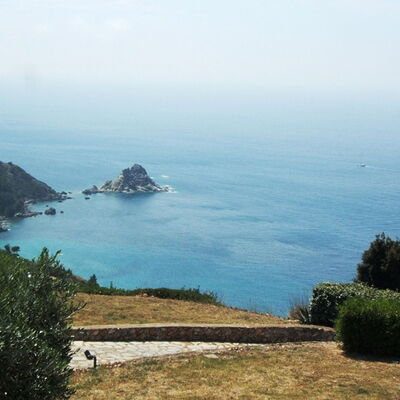 Raggio Di Sole Sull'argentario: Cielo, Mar, Costa, Costeras Y Los Accidentes Geográficos Oceánico, Fenómeno Atmosférico, Promontorio, Oceano, Promontorio, Bahía, Árbol