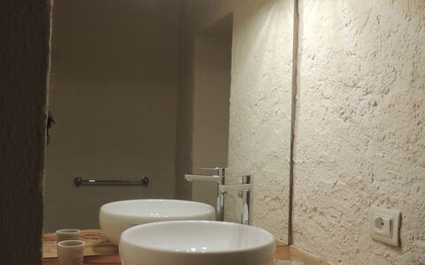 Agriturismo La Pieve: Baño, Propiedad, Lavabo Del Baño, Loseta, Habitación, Cerámico, Arreglo De Tubería, Pared, Diseño De Interiores, Lavabo