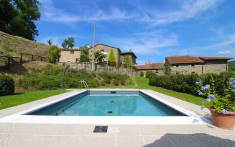 La Casa del Nonno: Agua, Planta, Nube, Cielo, Propiedad, Edificio, Azul, Piscina, Árbol, Maceta