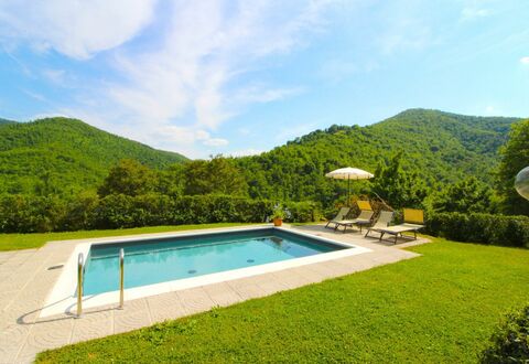 La Casa del Nonno: Agua, Cielo, Nube, Planta, Verde, Piscina, Azur, Paisaje Natural, Árbol, Edificio
