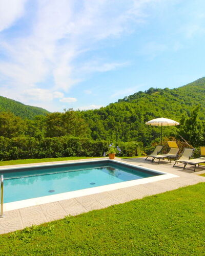 La Casa del Nonno: Agua, Cielo, Nube, Planta, Verde, Piscina, Azur, Paisaje Natural, Árbol, Edificio