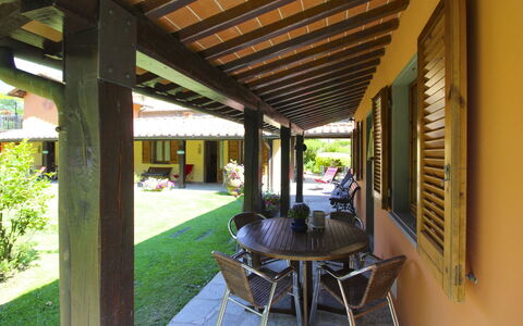 Villa le Balze: Madera, Porche, Mueble, Sombra, Casa, Puerta, Estructura Al Aire Libre, Patio Interior, Manchas De Madera, Maceta