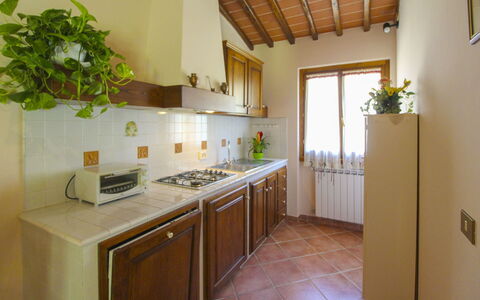 Villa le Balze: Cocina, Mostrador, Madera, Diseño De Interiores, Aparato De Cocina, Piso, Mueble, Electrodoméstico, Habitación, Encendiendo