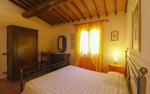 Villa le Balze: Mueble, Pared, Diseño De Interiores, Cama, Madera, Habitación, Piso, Suelo, Techo, Habitación