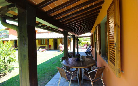 Villa le Balze: Planta, Propiedad, Edificio, Mesa, Planta De Casa, Sombra, Maceta, Silla, Porche, Mueble Para Exteriores