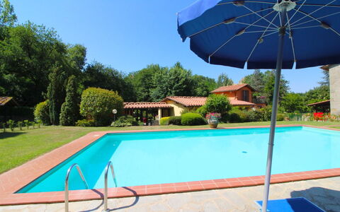 Villa le Balze: Cielo, Planta, Propiedad, Edificio, Paraguas, Azul, Verde, Piscina, Sombra, Azur