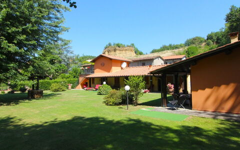 Villa le Balze: Planta, Edificio, Cielo, Ventana, Árbol, Casa, Sombra, Hierba, El Terreno Del Lote, Cabaña