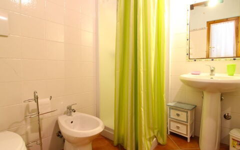 Villa le Balze: Baño, Propiedad, Habitación, Diseño De Interiores, Cortina, Pared, Baño, Bienes Raíces, Accesorio De Baño, Arreglo De Tubería