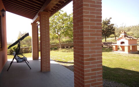 Villa Leo: Propiedad, Columna, Casa, Edificio, Bienes Raíces, Casa, Ladrillo, Arquitectura, Enladrillado, Pared