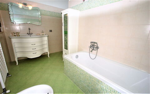 Villa Leo: Baño, Habitación, Propiedad, Bañera, Bienes Raíces, Diseño De Interiores, Loseta, Arquitectura, Casa, Edificio