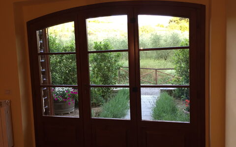 Casa Alla Minuccia Di Villa a Sesta: Ventana, Habitación, Arquitectura, Ventana De Guillotina, La Luz Del Día, Árbol, Casa, Puerta, Diseño De Interiores, Casa