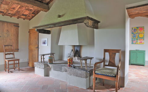 Podere Palazzo: Habitación, Propiedad, Edificio, Diseño De Interiores, Mueble, Sala, Casa, Techo, Bienes Raíces, Mesa