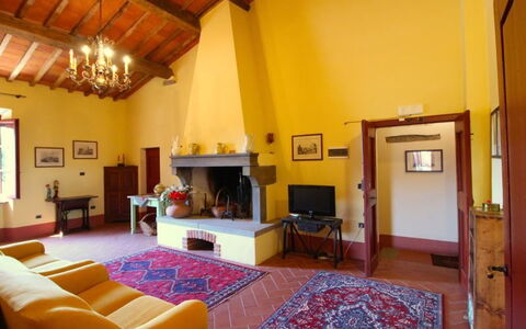 Galleria di Brolio: Habitación, Propiedad, Edificio, Sala, Diseño De Interiores, Mueble, Casa, Techo, Bienes Raíces, Suelo