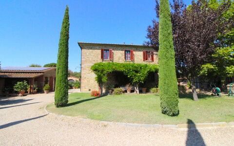 Galleria di Brolio: Planta, Cielo, Edificio, Casa, Árbol, El Terreno Del Lote, Superficie De La Carretera, Ventana, Hierba, Paisaje