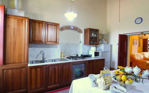 Galleria di Brolio: Habitación, Mostrador, Propiedad, Cocina, Mueble, Gabinetes, Edificio, Diseño De Interiores, Casa, Bienes Raíces