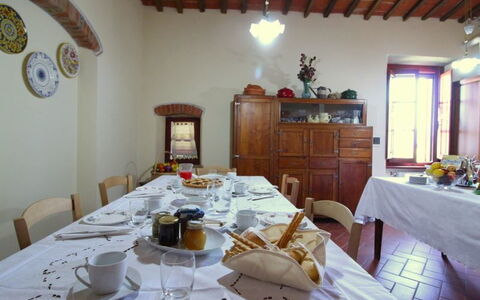 Galleria di Brolio: Habitación, Propiedad, Mueble, Diseño De Interiores, Edificio, Casa, Restaurante, Bienes Raíces, Habitación, Comedor