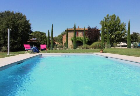 Galleria di Brolio: Agua, Cielo, Planta, Propiedad, Piscina, Edificio, Azur, Árbol, Ocio, Hierba