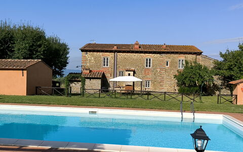 La Gropina Di Loro Ciuffenna: Agua, Edificio, Planta, Cielo, Piscina, Ventana, Azur, Árbol, Sombra, Casa