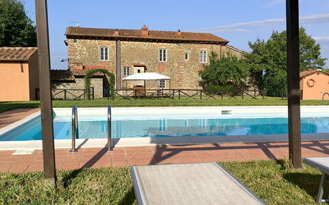 La Gropina Di Loro Ciuffenna: Cielo, Planta, Agua, Edificio, Ventana, Piscina, Árbol, Azur, Sombra, Rectángulo