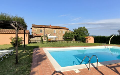 La Gropina Di Loro Ciuffenna: Agua, Cielo, Planta, Propiedad, Edificio, Nube, Piscina, Ventana, Árbol, Sombra