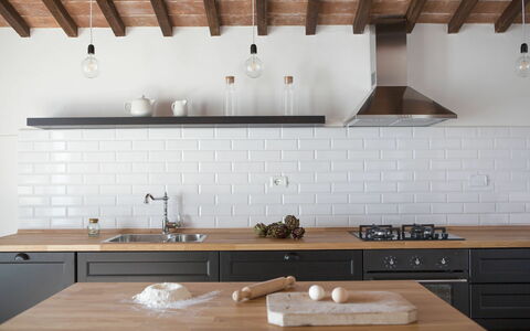 Quercia Al Poggio - Weddings And Events: Mostrador, Gabinetes, Propiedad, Mueble, Cocina, Fregadero, Madera, Grifo, Diseño De Interiores, Lavabo