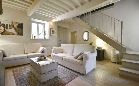 Villa Magnolia: Sala, Habitación, Diseño De Interiores, Mueble, Propiedad, Suelo, Edificio, Suelos De Madera, Techo, Casa