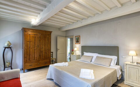 Villa Magnolia: Habitación, Habitación, Mueble, Propiedad, Cama, Techo, Diseño De Interiores, Edificio, Sábana, Marco De La Cama