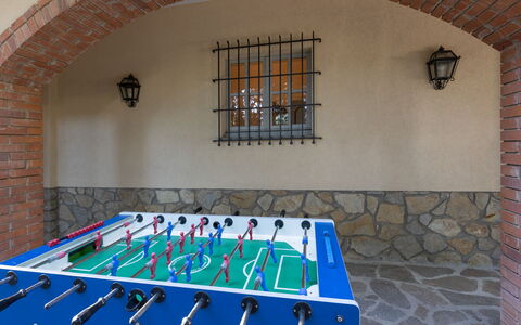 Villa Mimosa: Ventana, Agua, Arquitectura, Edificio, Madera, Ocio, Juegos Y Deportes De Interior, Simetría