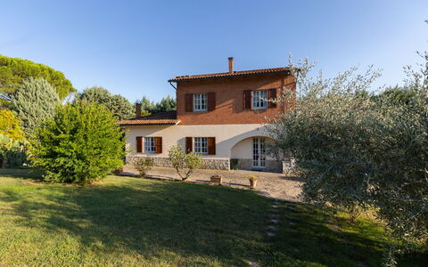 Villa Mimosa: Planta, Cielo, Edificio, Ventana, Casa, El Terreno Del Lote, Paisaje Natural, Árbol, Hierba, Paisaje