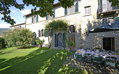 Villa Santa Maria: Propiedad, Casa, Casa, Edificio, Yarda, Barrio Residencial, Bienes Raíces, Inmuebles, Patio Interior, Hierba