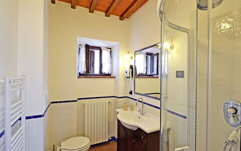 Villa Anita: Baño, Habitación, Propiedad, Edificio, Casa, Diseño De Interiores, Suelo, Bienes Raíces, Mueble, Arquitectura