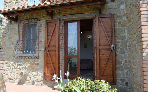 Villa Rubino: Propiedad, Edificio, Casa, Ventana, Bienes Raíces, Puerta, Porche, Fachada, Cabaña, Casa