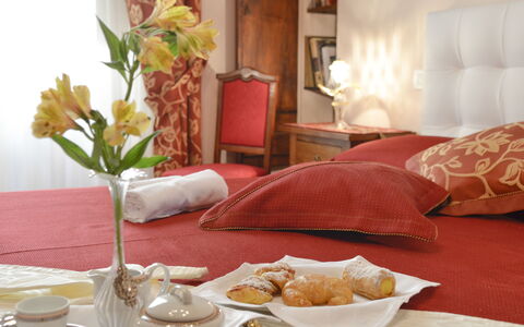 Appartamento Il Teatro: Habitación, Mueble, Diseño De Interiores, Naranja, Mesa, Habitación, Sábana, Sala, Textil, Suite