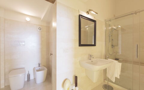 Appartamento Imperiale: Baño, Propiedad, Habitación, Diseño De Interiores, Arreglo De Tubería, Pared, Edificio, Bienes Raíces, Arquitectura, Casa