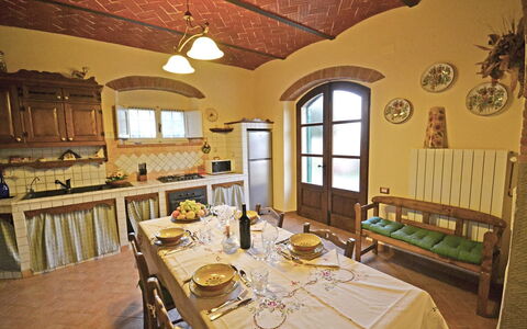 Appartamento Luna: Habitación, Propiedad, Comedor, Edificio, Diseño De Interiores, Techo, Mueble, Mesa, Restaurante, Bienes Raíces